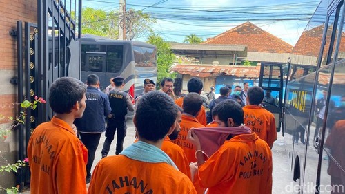Sejumlah tersangka WNA asal India kasus judi online saat digiring petugas menuju kendaraan tahanan.