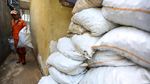 Aksi Petugas PPSU Menyulap Sampah dari Selokan ke Rupiah