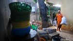 Aksi Petugas PPSU Menyulap Sampah dari Selokan ke Rupiah