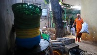 Sebanyak 50 petugas dikerahkan setiap operasi untuk membersihkan selokan yang berada di lingkungan Tomang.