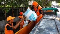 Kegiatan pembersihan ini rutin dilakukan setiap hari Rabu dan Kamis guna menjaga kebersihan serta kelancaran aliran air.