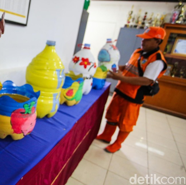 Aksi Petugas PPSU Menyulap Sampah dari Selokan ke Rupiah