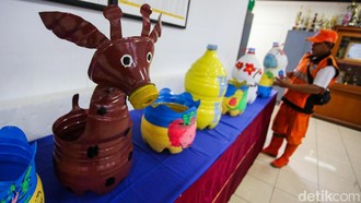 Aksi Petugas PPSU Menyulap Sampah dari Selokan ke Rupiah