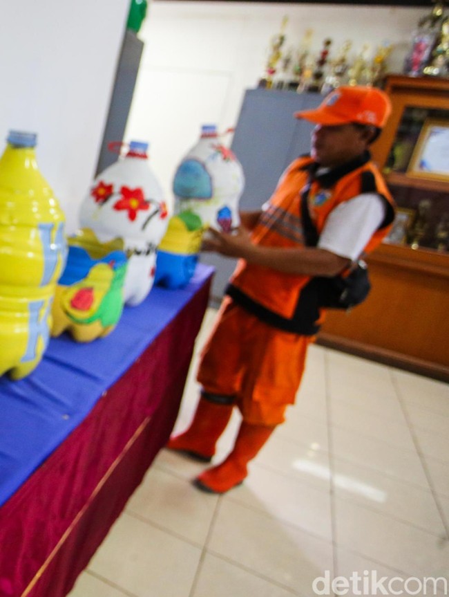 Aksi Petugas PPSU Menyulap Sampah dari Selokan ke Rupiah