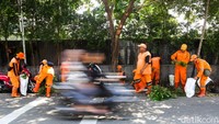 Sampah yang berhasil dikumpulkan kemudian dipilah sesuai jenisnya lalu disimpan ke bank sampah.