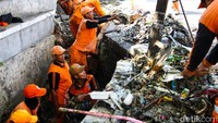 Adapun jenis sampah yang dapat dimasukkan ke bank sampah meliputi botol plastik, gelas plastik, tutup botol, dan kardus.