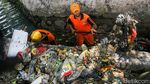 Aksi Petugas PPSU Menyulap Sampah dari Selokan ke Rupiah