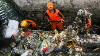 Sampah-sampah tersebut dapat terkumpul puluhan kilogram untuk sekali operasi dan selanjutnya ditimbang, lalu dijual kepada pengepul.