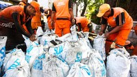 Selain dijual, sebagian sampah juga dimanfaatkan kembali menjadi kerajinan berbahan plastik.