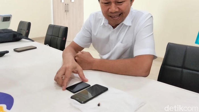 Alat bantu dengar yang diduga digunakan salah satu peserta UTBK di pusat UTBK Untidar, Rabu (29/4/2026).