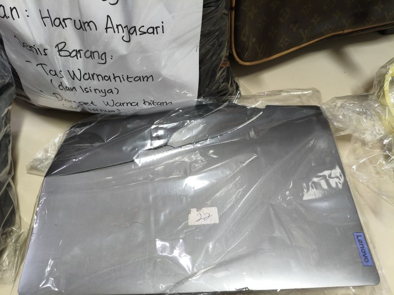 Barang-barang milik korban kecelakaan KA Argo Bromo Anggrek dengan KRL yang masih disimpan di Stasiun Bekasi Timur (Kurniawan/detikcom)