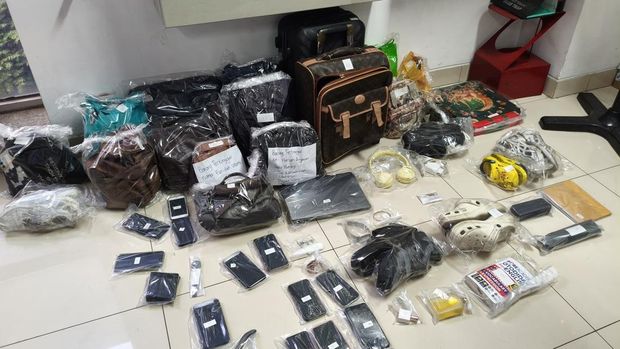 Barang-barang milik korban kecelakaan KA Argo Bromo Anggrek dengan KRL yang masih disimpan di Stasiun Bekasi Timur (Kurniawan/detikcom)