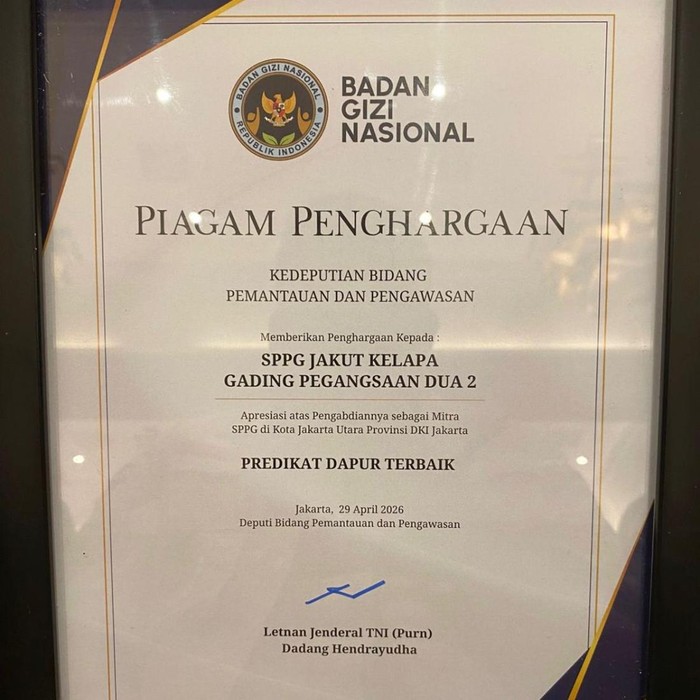 BGN memberi predikat Dapur Terbaik terhadap SPPG Jakarta Utara Kelapa Gading Pegangsaan Dua 2 yang berada di bawah pembinaan SPPG Polres Metro Jakarta Utara. (dok istimewa)