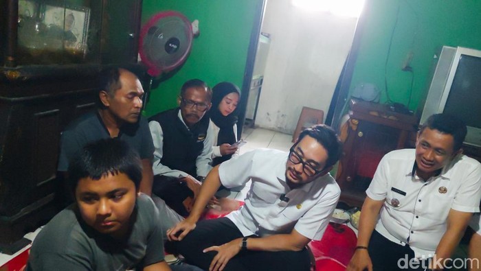 Bupati Bandung Barat, Jeje Ritchie Ismail mengunjungi kediaman bocah yang viral makan daun