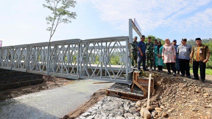 Bupati Ipuk saat meninjau jembatan darurat Sungailembu usai diterjang banjir pada 2025