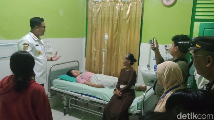 Bupati Klaten Hamenang Wajar Ismoyo jenguk siswa diduga keracunan MBG di Tulung.