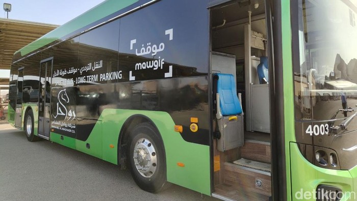 Bus Shalawat jemaah haji Indonesia 2026 berteknologi suspensi hidrolik yang ramah lansia dan disabilitas.