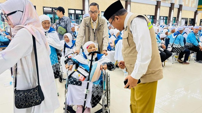 Calon jemaah haji di Embarkasi Palembang berangkat ke Bandara Sultan Mahmud Badaruddin (SMB) II untuk langsung menuju ke Arab Saudi.