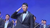 Penampilan Perdana Cha Eun Woo Usai Skandal Pajak, Nyanyi di Orkestra
