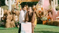 Detik-detik Chelsea Islan dan Rob mengumumkan jenis kelamin calon anak mereka. Keduanya menekan tombol di kotak bertuliskan Cowboy or Cowgirl secara bersamaan untuk mengetahui jenis kelamin anak pertama mereka. Setelah tombol ditekan, konfeti berwarna merah muda atau pink keluar dari belakang panggung. Foto: Instagram @chelseaislan