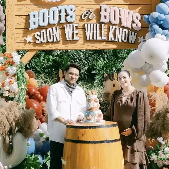 Foto Gender Reveal Chelsea Islan Bertema Rodeo, Memukau Berbalut Dress Ruffle