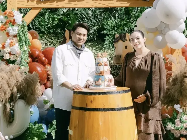 Foto Gender Reveal Chelsea Islan Bertema Rodeo, Memukau Berbalut Dress Ruffle