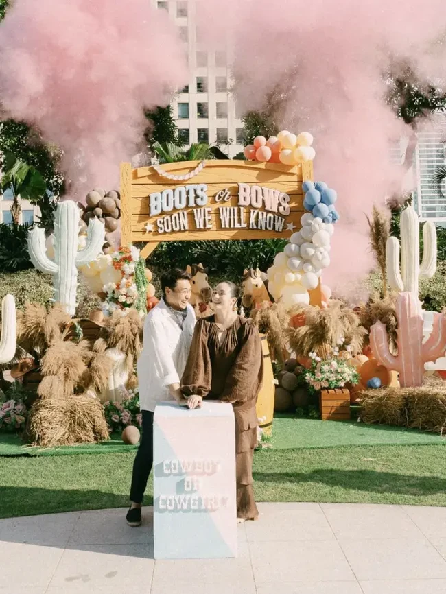 Dari acara tersebut diketahui bahwa bayi yang berada di dalam kandungan Chelsea berjenis kelamin perempuan. Hal itu terlihat dari asap berwarna pink yang langsung keluar saat Chelsea dan suami menekan tombol gender reveal yang sudah disediakan. Foto: Instagram/@chelseaislan