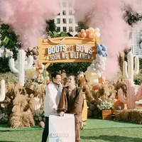 Dari acara tersebut diketahui bahwa bayi yang berada di dalam kandungan Chelsea berjenis kelamin perempuan. Hal itu terlihat dari asap berwarna pink yang langsung keluar saat Chelsea dan suami menekan tombol gender reveal yang sudah disediakan. Foto: Instagram/@chelseaislan
