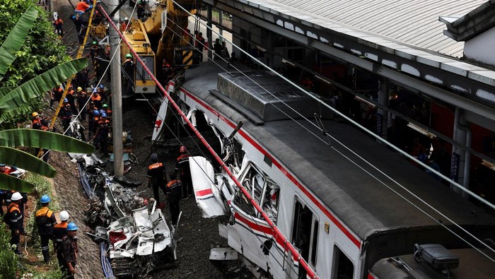 Technicians work at site after a deadly collision between a commuter line train and a long-distance train, in Bekasi, on the outskirts of Jakarta, Indonesia, April 28, 2026. REUTERS/Willy Kurniawan