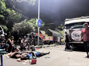 Tunggu Negosiasi, Massa Sopir Truk di Jagir Surabaya Masih Bertahan