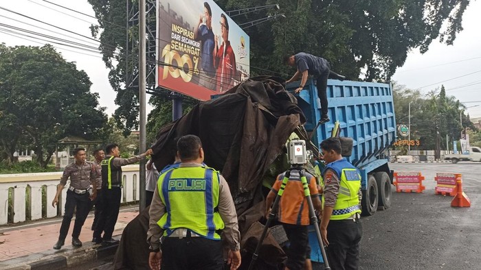 Ditlantas Polda Jatim olah TKP Laka KA Dhoho dengan truk di Kota Blitar