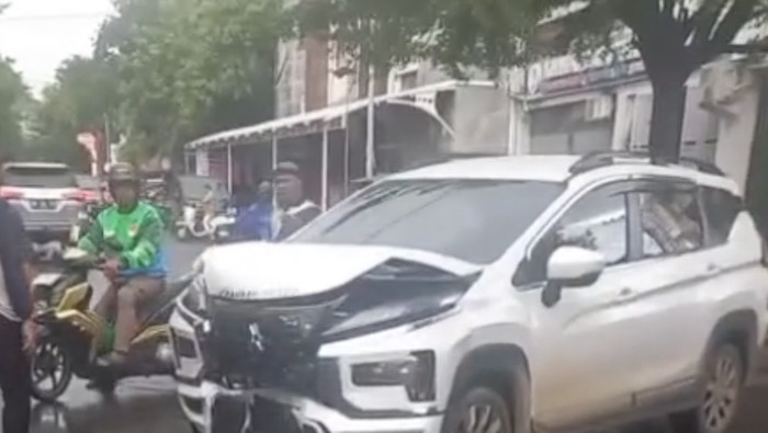 Dua minibus terlibat tabrakan di perepatan Jalan Tupai dan Jalan Onta, Kota Makassar. Dokumen Istimewa