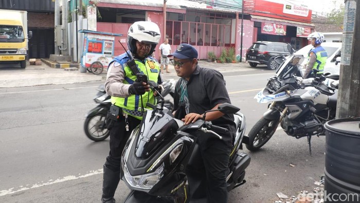 Polisi menindak pengendara yang melanggar aturan lalu lintas melalui sistem ETLE handheld