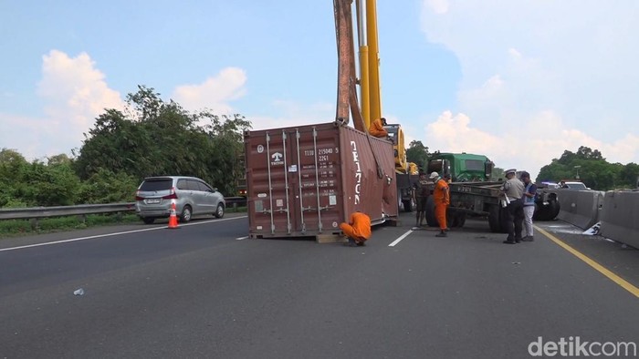 Evakuasi kecelakaan truk di Tol Cipularang