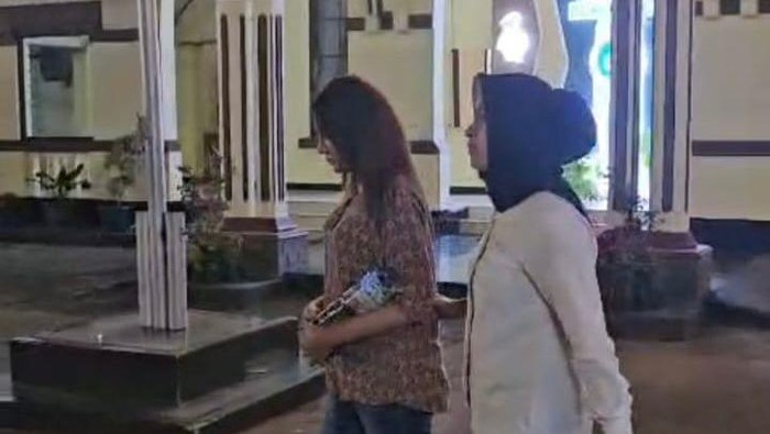 Finalis putri Indonesia asal Riau berinisial JRF tersangka dokter gadungan saat diamankan. (dok. Istimewa)