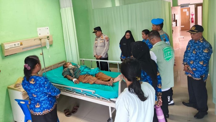Foto: lansia berinisial AS (66) di Tapanuli Tengah (Tapteng) berpura-pura menjadi korban begal saat dilakukan perawatan di rumah sakit (dok. Polres Tapteng)
