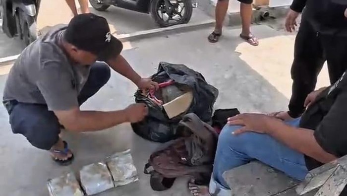 Foto: Saat polisi menangkap pelaku dan barang buktinya (dok. Satresnarkoba Polres Asahan)
