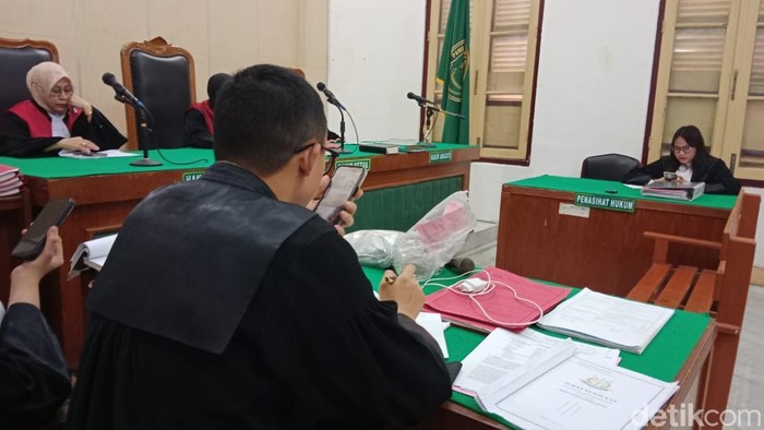 Foto : Sidang tuntutan diikuti para terdakwa secara daring (online) di ruang Cakra 4 Pengadilan Negeri Medan, Rabu (29/4/2026)
(Juita Sinuhaji/detikSumut)
