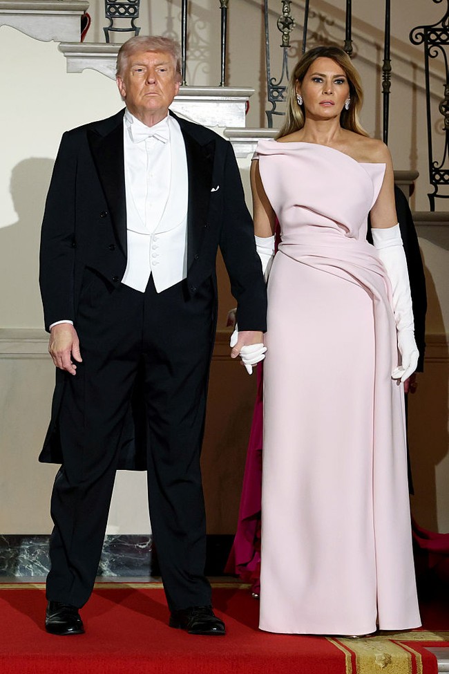Penampilannya semakin dramatis dengan sarung tangan suede Dior berwarna off-white, menghadirkan nuansa klasik ala Hollywood lama yang berpadu dengan sentuhan haute couture masa kini. Gaya ini memperkuat citra Melania yang kerap mengedepankan estetika minimalis namun tajam. (Foto: Chris Jackson/Getty Images)