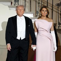 Penampilannya semakin dramatis dengan sarung tangan suede Dior berwarna off-white, menghadirkan nuansa klasik ala Hollywood lama yang berpadu dengan sentuhan haute couture masa kini. Gaya ini memperkuat citra Melania yang kerap mengedepankan estetika minimalis namun tajam. (Foto: Chris Jackson/Getty Images)