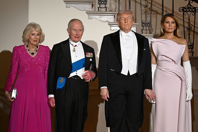 Sementara itu, Raja Charles III dan Donald Trump tampil serasi dalam balutan white tie, kode busana paling formal dalam tradisi Barat, yang menegaskan kesakralan dan prestise acara tersebut. Kehadiran para tamu ternama, termasuk Jeff Bezos dan Tim Cook menambah aura eksklusif malam itu. Terakhir kali acara serupa digelar pada 2007 ketika Presiden George W. Bush menyambut kedatangan Ratu Elizabeth II. (Foto: Samir Hussein/WireImage)