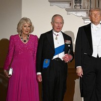 Sementara itu, Raja Charles III dan Donald Trump tampil serasi dalam balutan white tie, kode busana paling formal dalam tradisi Barat, yang menegaskan kesakralan dan prestise acara tersebut. Kehadiran para tamu ternama, termasuk Jeff Bezos dan Tim Cook menambah aura eksklusif malam itu. Terakhir kali acara serupa digelar pada 2007 ketika Presiden George W. Bush menyambut kedatangan Ratu Elizabeth II. (Foto: Samir Hussein/WireImage)
