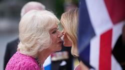 Duel Gaya di Gedung Putih, Melania Trump vs Camilla Berbalut Pink Elegan