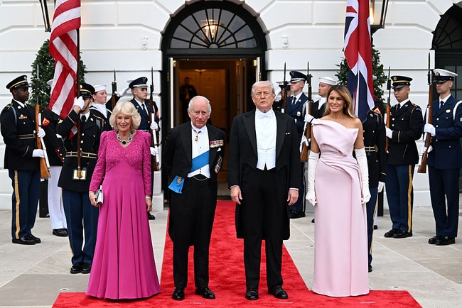 Jamuan bersejarah yang digelar oleh Presiden Donald Trump dan Ibu Negara Melania Trump pada Selasa (28/4/2029) malam itu tak hanya menjadi ajang diplomasi, tetapi juga panggung mode yang menampilkan gaya elegan dua perempuan berpengaruh tersebut. Sorotan utama tertuju pada pilihan busana Melania Trump dan Queen Camilla yang sama-sama tampil dalam nuansa warna pink, menciptakan harmoni visual yang lembut sekaligus berkelas. (Foto: Samir Hussein/WireImage)