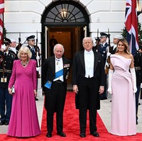 Jamuan bersejarah yang digelar oleh Presiden Donald Trump dan Ibu Negara Melania Trump pada Selasa (28/4/2029) malam itu tak hanya menjadi ajang diplomasi, tetapi juga panggung mode yang menampilkan gaya elegan dua perempuan berpengaruh tersebut. Sorotan utama tertuju pada pilihan busana Melania Trump dan Queen Camilla yang sama-sama tampil dalam nuansa warna pink, menciptakan harmoni visual yang lembut sekaligus berkelas. (Foto: Samir Hussein/WireImage)