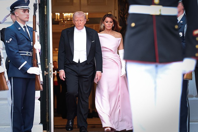 Di sisi lain, Melania Trump tampil dengan interpretasi pink yang lebih kontemporer. Istri Presiden AS Donald Trump itu mengenakan gaun strapless dari Christian Dior Haute Couture yang menonjolkan garis tegas dan struktur modern. (Foto: Anna Moneymaker/Getty Images)
