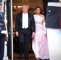Di sisi lain, Melania Trump tampil dengan interpretasi pink yang lebih kontemporer. Istri Presiden AS Donald Trump itu mengenakan gaun strapless dari Christian Dior Haute Couture yang menonjolkan garis tegas dan struktur modern. (Foto: Anna Moneymaker/Getty Images)
