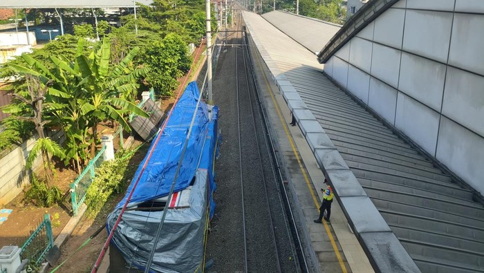 Gerbong Wanita Dievakuasi ke Tepi Rel Usai Kecelakaan di Bekasi Timur