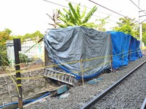 Gerbong Wanita Dievakuasi ke Tepi Rel Usai Kecelakaan di Bekasi Timur
