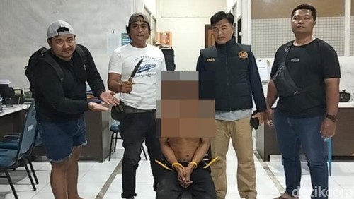 GS (22), seorang anak yang menusuk ayah kandungnya hingga tewas dan melukai pamannya, ditangkap Polisi, Selasa (28/4/2026).